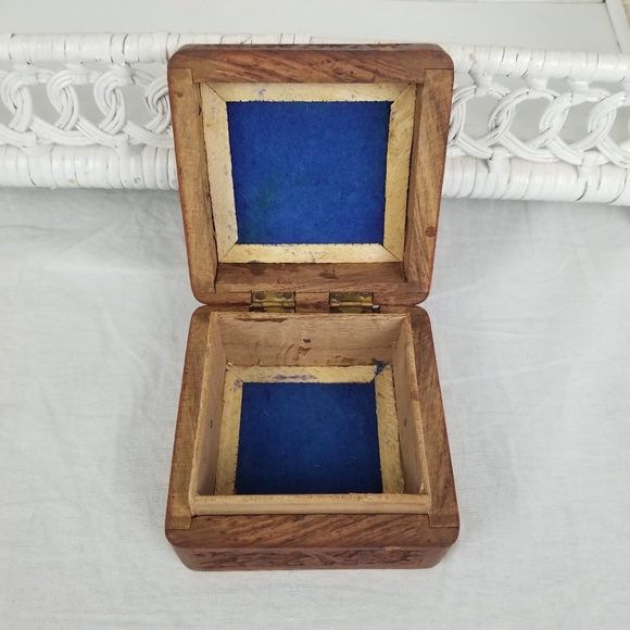 3 vintage wicker Trivets &  little etched wooden trinket box - Picture 9 of 15